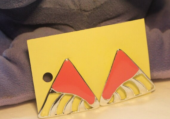 Vintage 1980's Enamel Pink Triangle Earrings - image 3