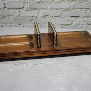 Organizador de joyas, escritorio, cambio o tocador de madera con ranura para billetera de Swank. Regalo vintage de MCM para él. Gran regalo para el Día del Padre.