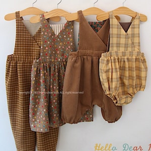 Puede incluir: Cuatro monos de bebé niña con estampado marrón y amarillo colgados de perchas. Los monos están hechos de diferentes telas, incluyendo cuadros, pana y estampado floral. Las perchas están colgadas en un estante de madera con el texto #R63 y Hello Dear Kids.