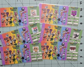 Peut inclure: Un ensemble de dix billets imprimables colorés mettant en scène des personnages du jeu vidéo "Bendy and the Ink Machine". Chaque billet présente un personnage différent et comprend le nom, la date, l'heure, la section et le numéro de siège. Les billets sont conçus pour ressembler à des billets d'admission à un événement fictif.