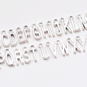 Etiquetas de letras del alfabeto pequeñas de plata antigua, dijes iniciales de la A a la Z, tamaño 6x16mm