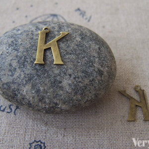 10 unids de bronce antiguo latón alfabeto carta K encantos 10x15mm A2416