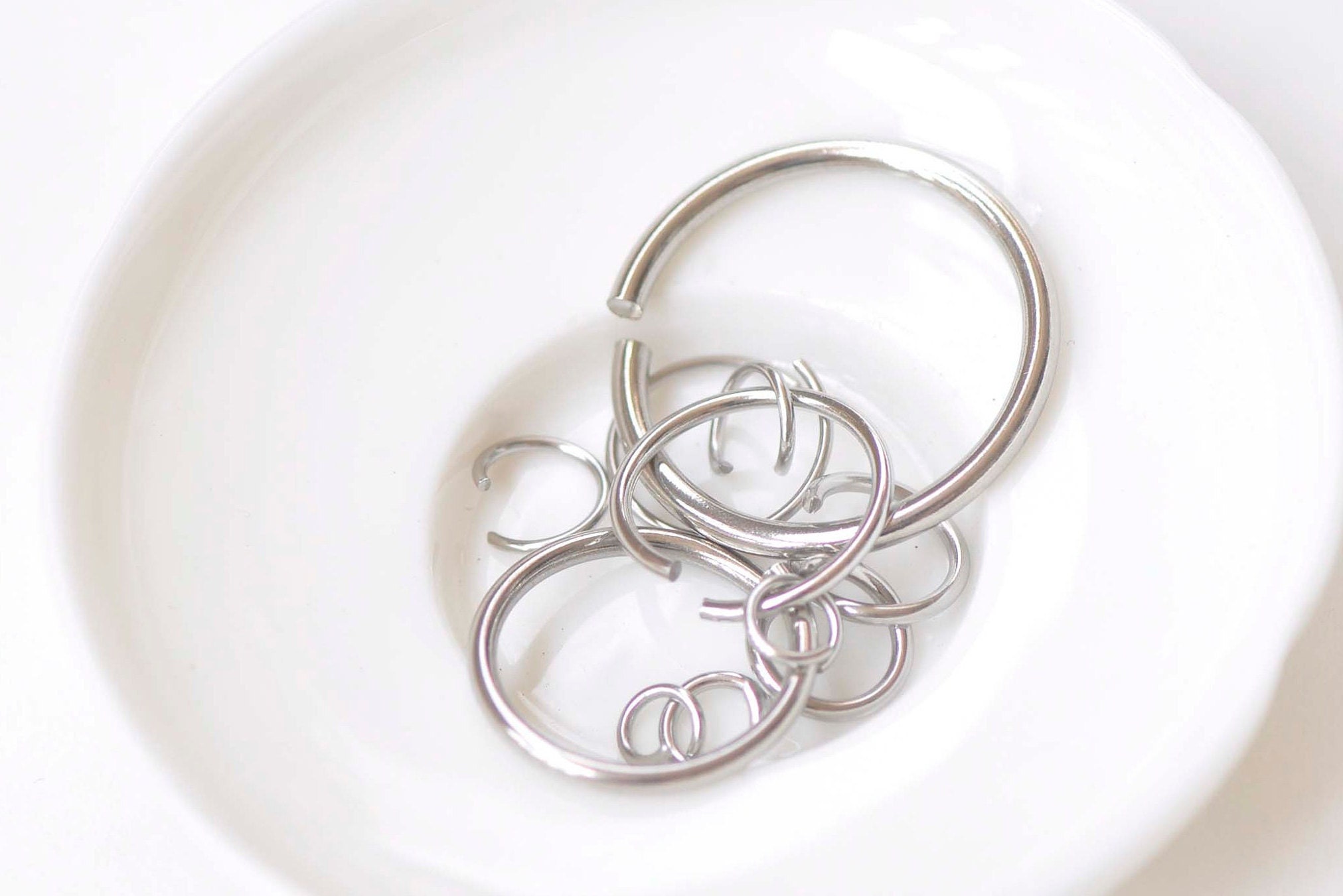 Set di 1000 connettori ad anello in metallo, anelli aperti in metallo dorato 304, anellini aperti per la creazione di gioielli (4 mm, 5 mm, 6 mm, 7 mm, 8 mm, 10 mm