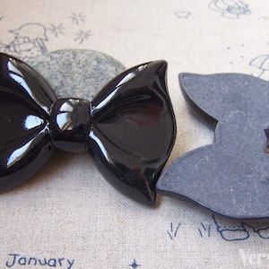 Cabochon farfallino nero Bowtie nodo resina Cameo 43x59mm Set di 10 pz A2993