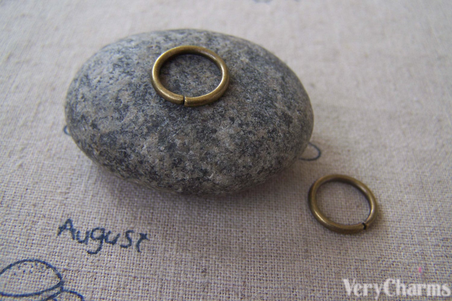 Cheriswelry 200 stuks roestvrijstalen gouden open jump rings 5 mm metalen kleine ronde vergrendelingsring connector 21 gauge voor het maken van sieraden Cheriswelry 200 stuks roestvrijstalen gouden open jump rings 5 mm metalen kleine ronde vergrendelingsring connector 21 gauge voor het maken van sieraden