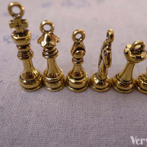 Antique Gold 3D CHESS Pendant Charms King Queen Bishop Knight Rook Pawn