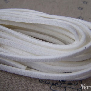 May include: A close-up of a white leather cord, coiled and ready for crafting projects. The cord is soft and supple, perfect for jewelry making, leatherwork, and other DIY projects.