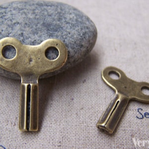 6 pcs of Antique Bronze Clock Winding Key Charms Pendants 22x27mm A204