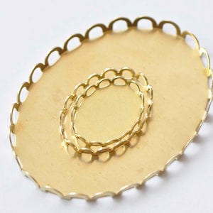 10 pezzi di vassoi pendenti ovali in ottone grezzo con base a bordo smerlato, 10 x 14 mm/13 x 18 mm/18 x 25 mm/30 x 40 mm