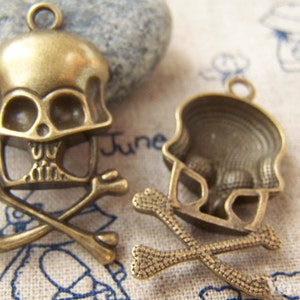 10 pcs of Antique Bronze Skull and Crossbones Charms 22x38mm A1573