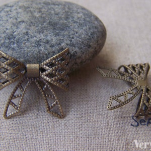 10 pcs of Antique Bronze Brass Filigree Bow Tie Knot Charms 20mm A3055