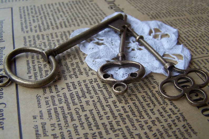 One Set of 3 Antique Bronze Vintage Skeleton Key Pendants Charms A8346 image 4