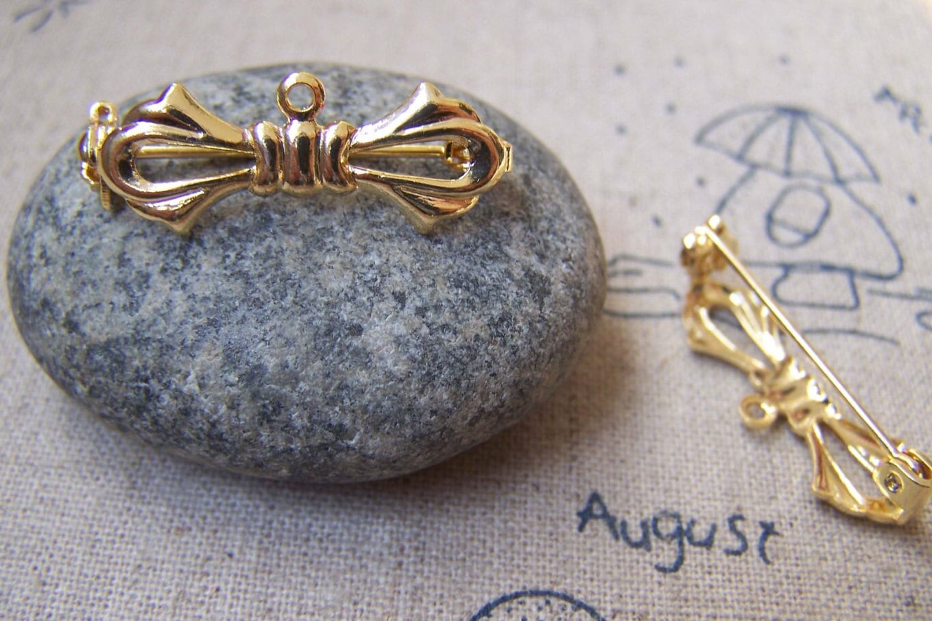 Gold bow shop brooch