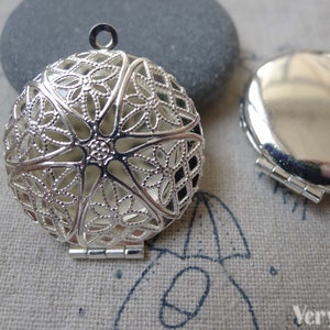 Locket, Silver Photo Locket, Filigree Round Pendants  27mm Set of 5 pcs A7147