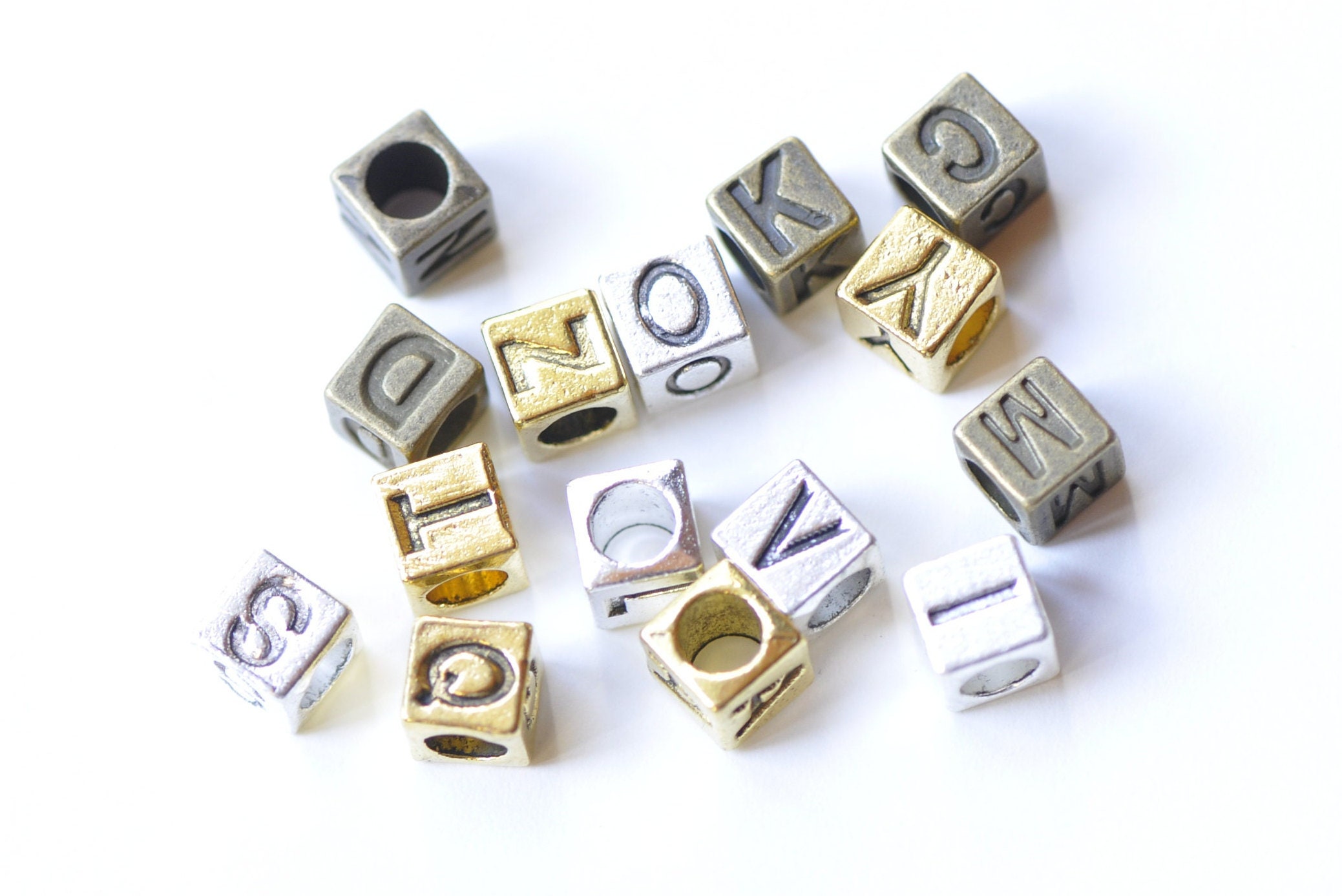 HERZWILD 1000pcs Black Alphabet Silver-Metallic-Color Cube Bead Retro  Silver Square Letter Beads Vintage Silver Cube Alphabet Large Hole Beads