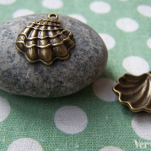 Antique Bronze Scallop Shell Sea Shell Charms 17x21mm Set of 10 A650