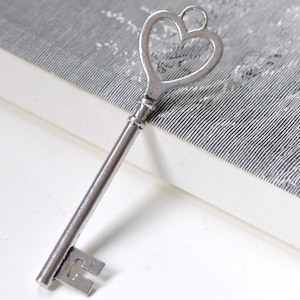 6 pcs of Antique Silver HUGE Heart Key Pendants Charms 22x84mm A4148
