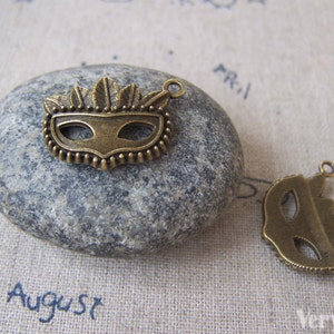 20 pcs of Antique Bronze Halloween Chief Mask Charms 15x21mm A4517