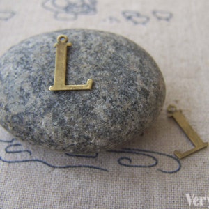 10 unids de bronce antiguo latón alfabeto carta L encantos 10x15mm A2417