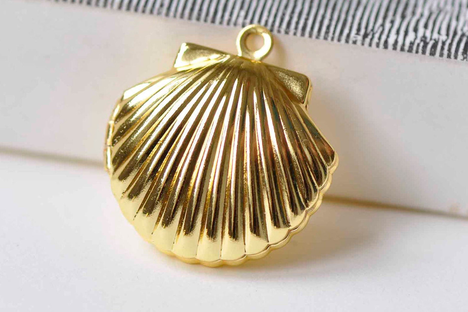 4 pcs Anti Tarnish 24K Gold Scallop Shell Photo Locket Charms 20x22mm A8969