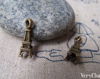 Peut inclure: Deux breloques tour Eiffel couleur or antique avec une boucle en haut pour les attacher à des bijoux ou d'autres objets artisanaux.