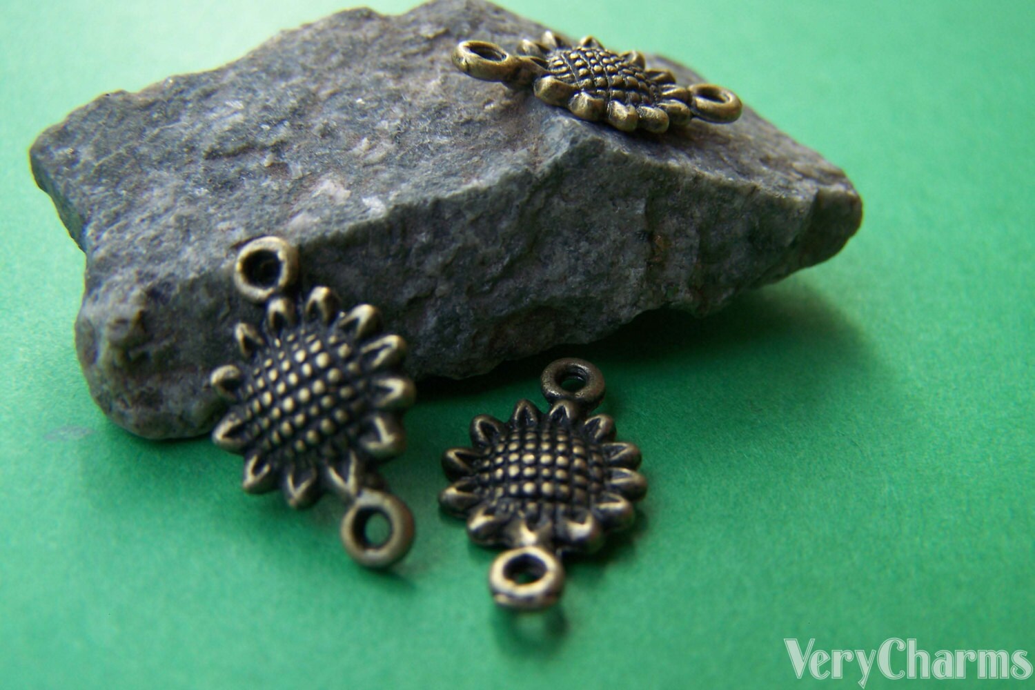 BULK 50 Sunflower Charms Antique Silver Tone Beautiful Detail SC496