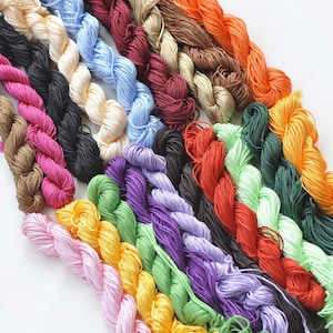 Un fascio di 30 iarde di nodi cinesi in macramè perline con cordino in nylon intrecciato a coda di topo da 1 mm