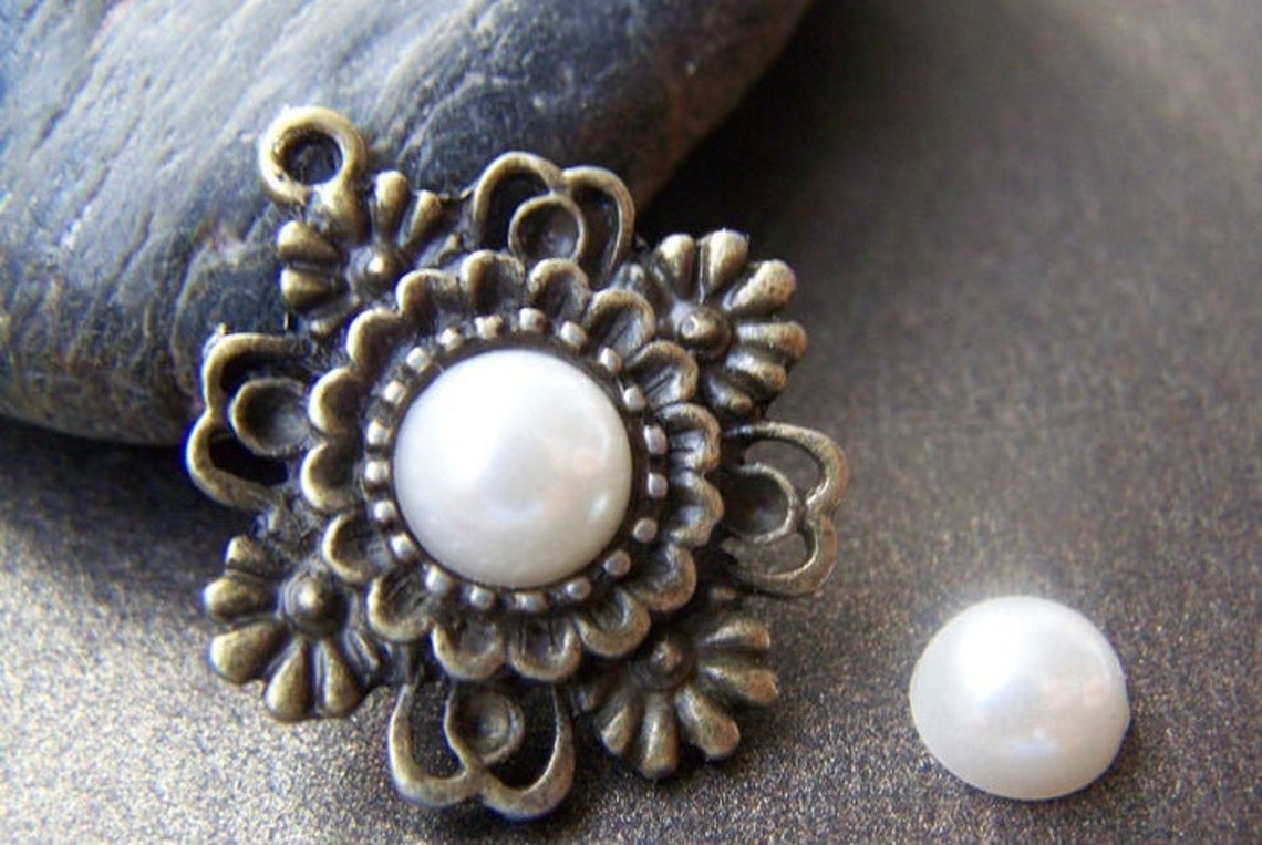 Parramatta Polyresin Knot Object 10cm in White main image 1