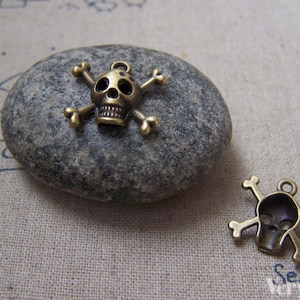 SALE Antique Bronze Skull and Crossbones Charms 15x16mm Set of 20 A5221