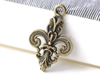 Antique Bronze Fleur de Lis Royal Charm Pendants 17x25mm Set of 20 A8230