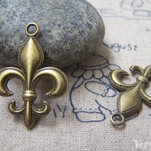 10 stuks van antiek brons mooie Fleur de Lis bloem van Lily Charms 20x28mm A2954