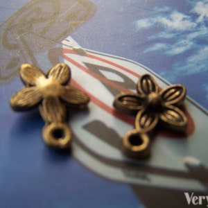 50 pcs of Antique Bronze 5-Leaf Flower Charms 11x14mm A430 image 4