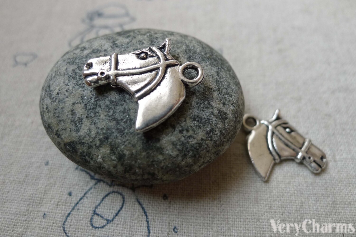 22-Pack Retro Silver Metal Horse Head Saddle Connector Pendant Charm 42x16x2mm 22-Pack Retro Silver Metal Horse Head Saddle Connector Pendant Charm 42x16x2mm