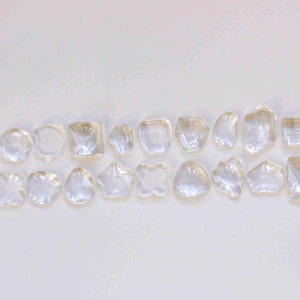 Cabochon van helder glas met onregelmatige vorm en watergolf met platte achterkant