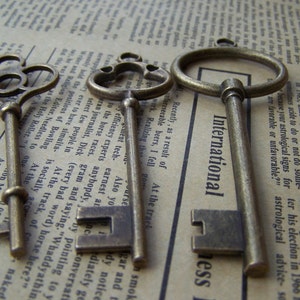 One Set of 3 Antique Bronze Vintage Skeleton Key Pendants Charms A8346 image 2