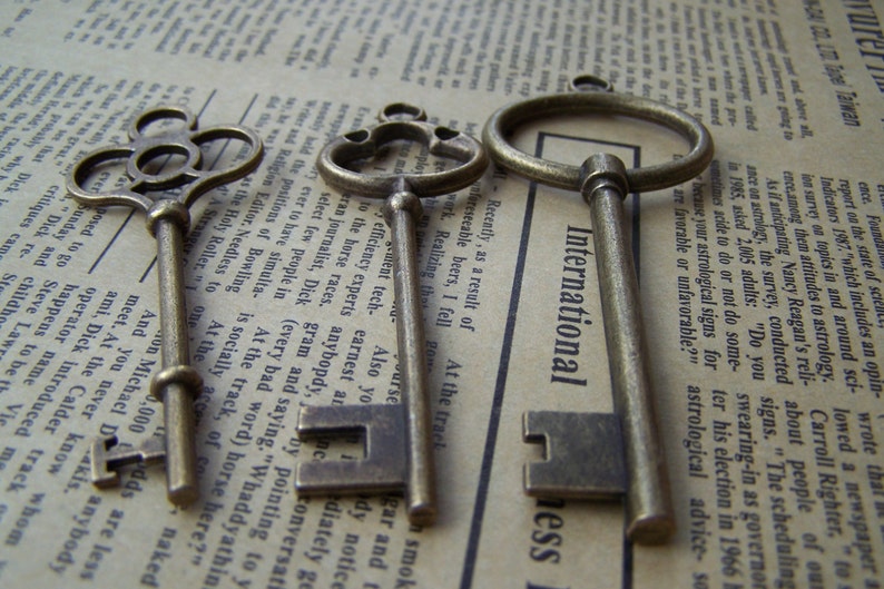 One Set of 3 Antique Bronze Vintage Skeleton Key Pendants Charms A8346 image 2