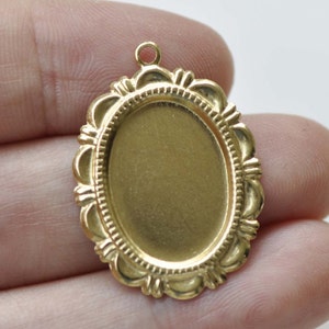 Peut inclure: Pendentif ovale en m&eacute;tal dor&eacute; avec un bord festonn&eacute;. Le pendentif a une surface lisse et plate, id&eacute;ale pour ajouter un motif ou une image.