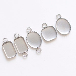 Peut inclure: Quatre sertis en métal argenté pour la fabrication de bijoux. Deux sont rectangulaires et deux sont ovales.