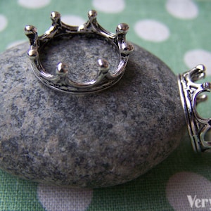 Plata corona anillo antiguo acabado pequeño encanto de la realeza conjunto de 10 A1684