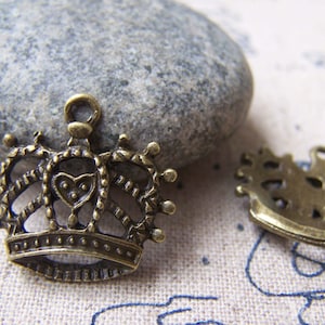 10 pcs of Antique Bronze Filigree Heart Crown Charms 20x20mm A773