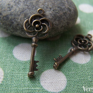 Antieke bronzen kleine filigraan skelet bloem belangrijke Charms 11x28mm