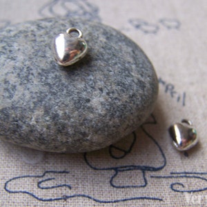 20 st antika silver fina 3D-hjärtberlocker 7 mm A905