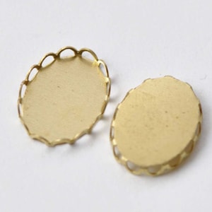 Op de afbeelding: Twee ovale, goudkleurige metalen schalen met gegolfde randen. De schalen zijn leeg.