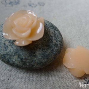 10 pcs of Resin Bright Pink Round Flower Cameo 21mm A5481