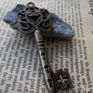 10 pcs of Antique Bronze Skeleton Key Swirly Key Pendants Charms 22x55mm  A199