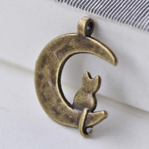 Crescent Moon Cat Earring Pendant Antique Bronze Charms 18x21mm Set of 20 pcs A7933