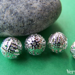 50 pcs of Shiny Silver Filigree Ball Beads Size 8mm A1974