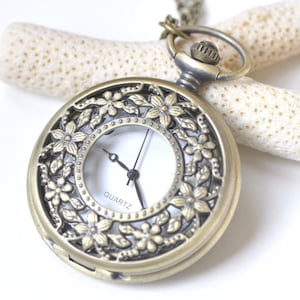 Antique Bronze Large Filigree Flower Leaf Round Pocket Watch Set of 1 A2164