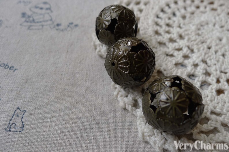 10 pcs of Antique Bronze Filigree Flower Floral Ball Beads Size 20mm A7006