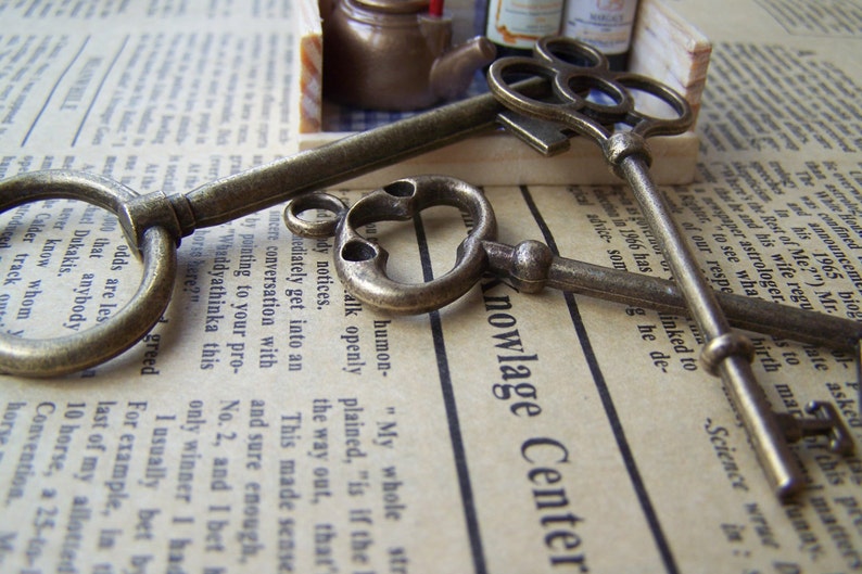One Set of 3 Antique Bronze Vintage Skeleton Key Pendants Charms A8346 image 5